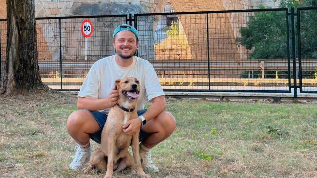 Javier Escudero Javiescu, junto a su perrita Pepa en Ourense.