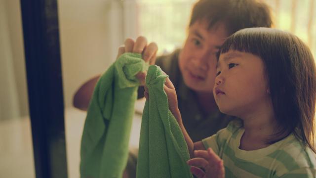 Padre e hija practicando el Oosoujiel (iStock)