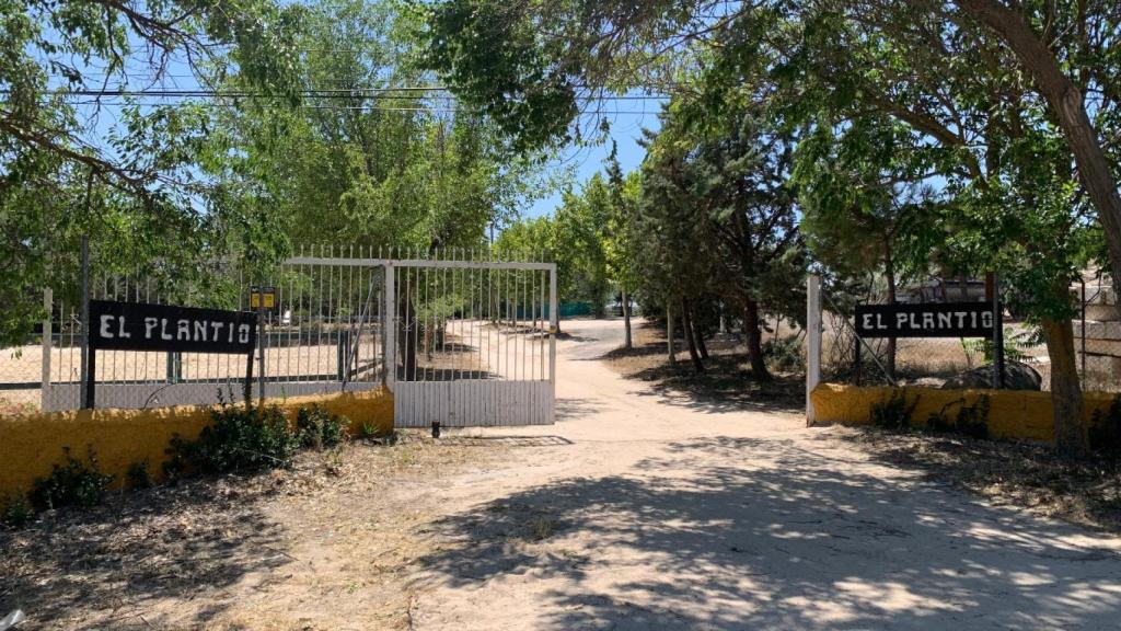 Entrada a la finca El Plantío, en El Álamo (Madrid).