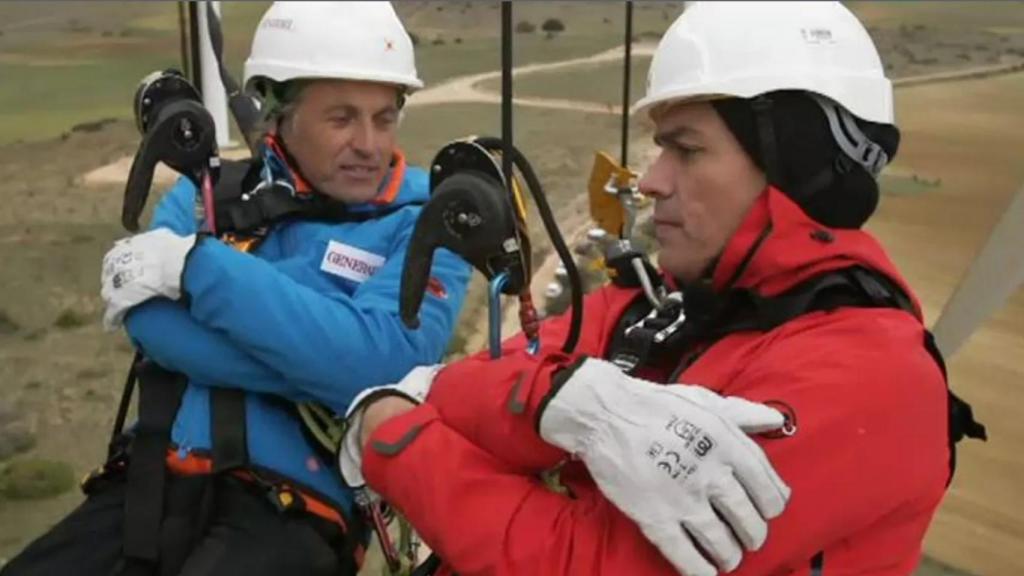 Pedro Sánchez haciendo 'puenting' con Jesús Calleja, en el programa de Cuatro.