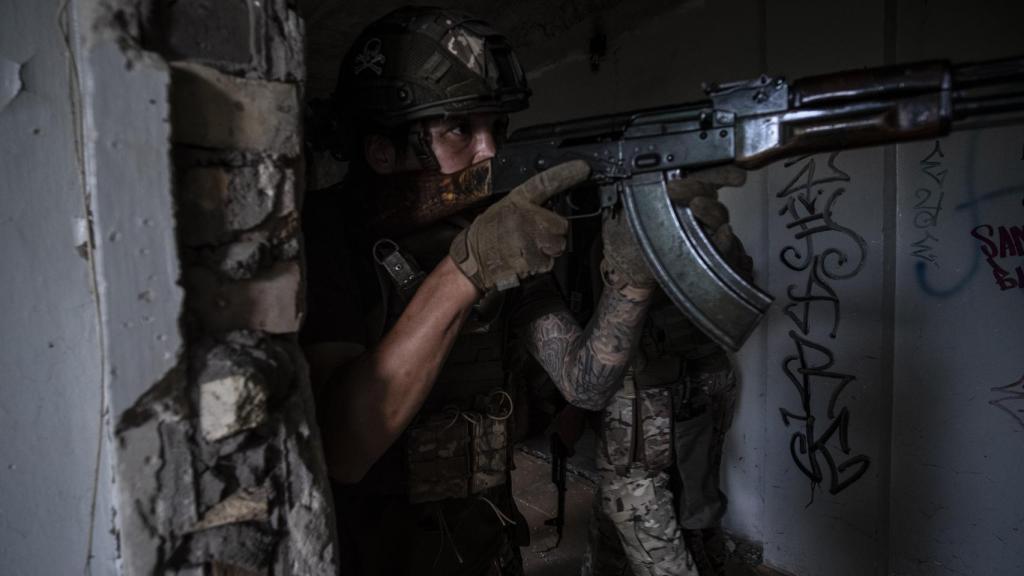 Un combatiente de origen japonés, recién alistado en la Legión Georgiana, practica las técnicas de asalto para combate urbano antes de ir al frente