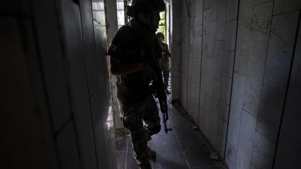 Momento durante el asalto al interior de un edificio, en una de las fases del adestramiento que reciben las nuevas tropas de la Legión Georgiana en Ucrania