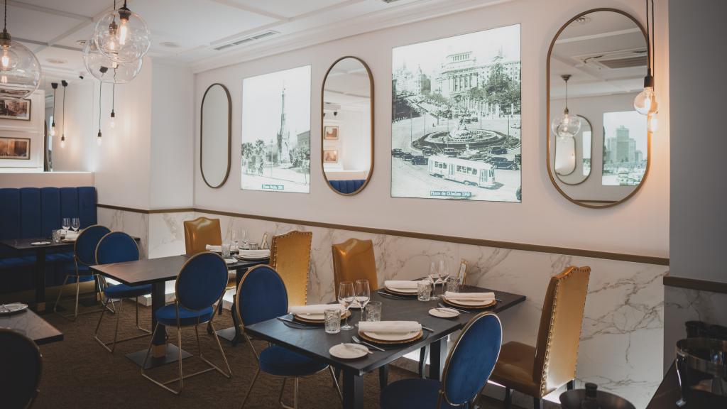 En el restaurante Gastrovía 61 hay una foto antigua de una plaza de Madrid en cada mesa.