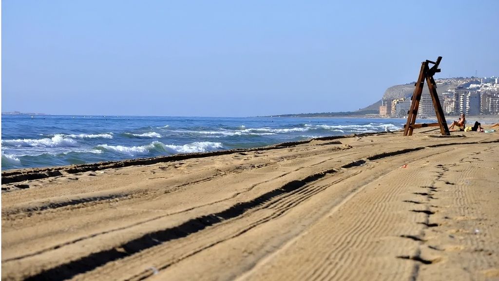 La playa de Urbanova en Alicante, en imagen anterior, reabre el baño.