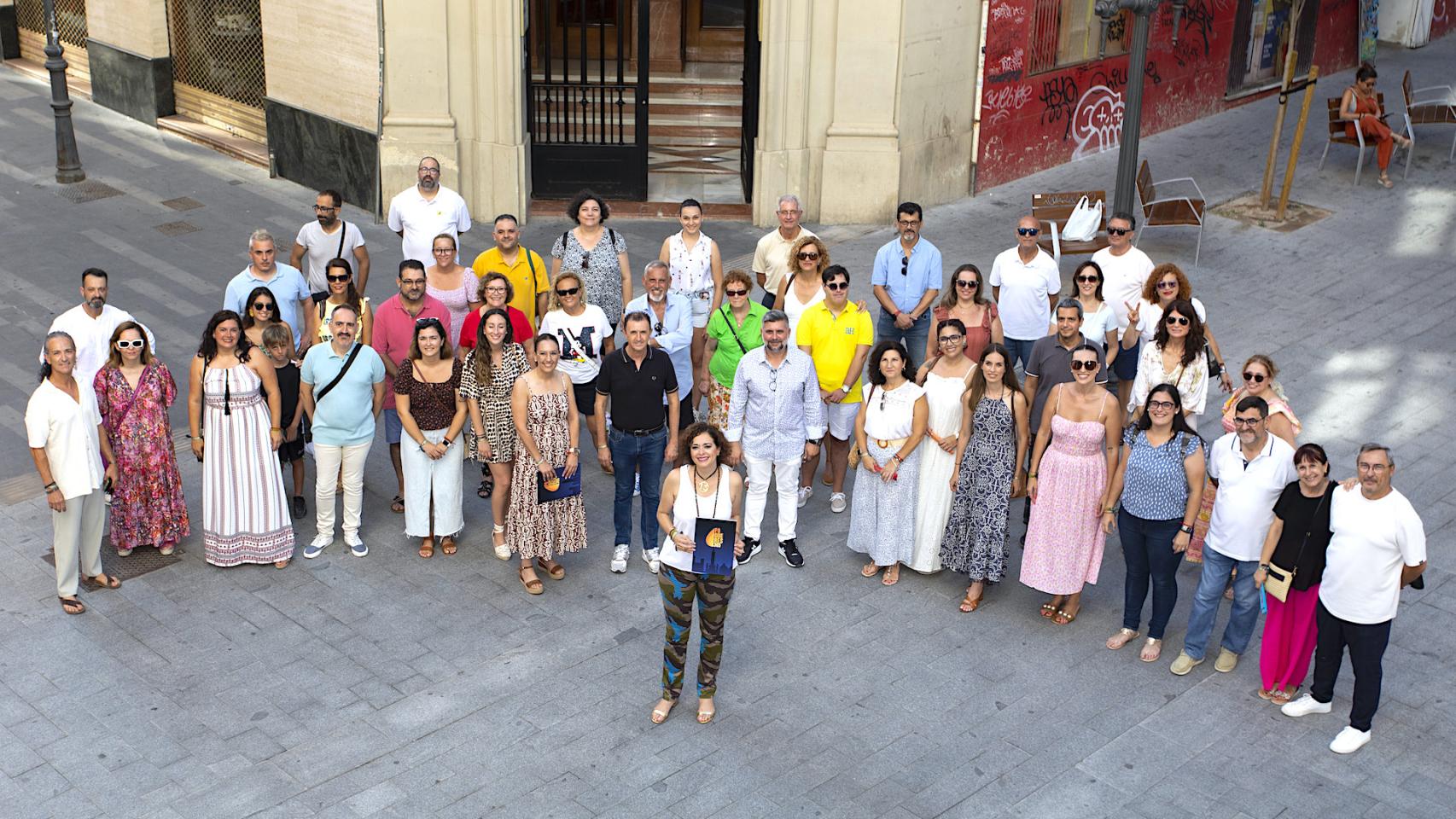Toñi Martín-Zarco, frente al equipo completo de Fogueres 365 en la presentación del viernes.