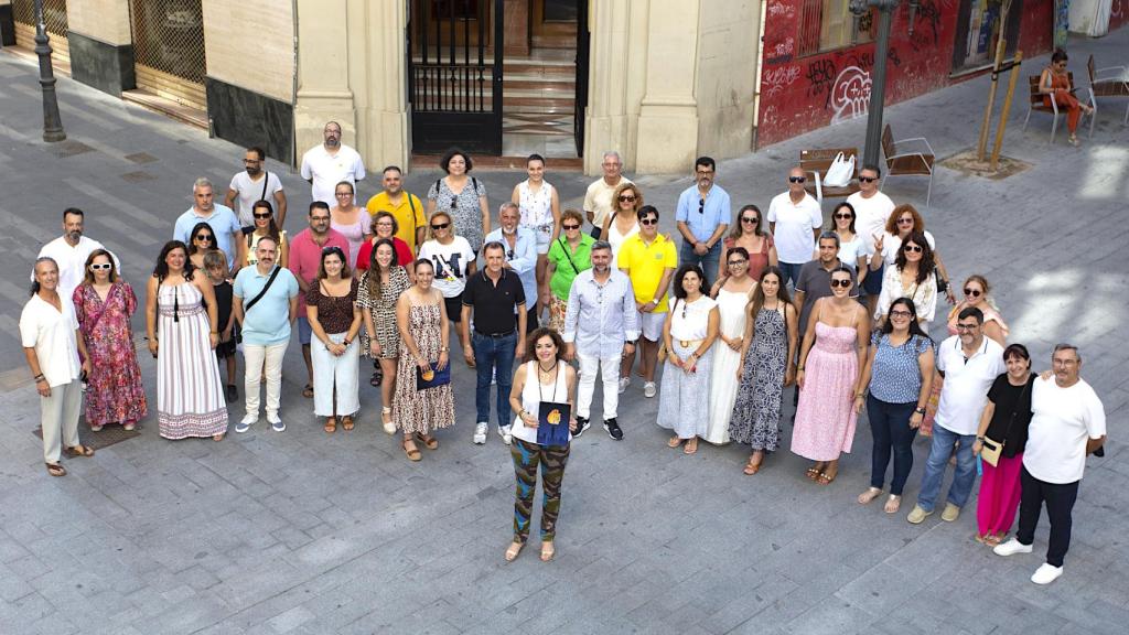 Toñi Martín-Zarco, frente al equipo completo de Fogueres 365 en la presentación del viernes.