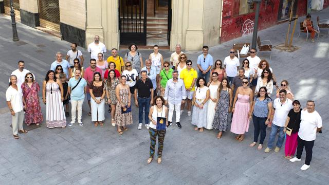 Toñi Martín-Zarco, frente al equipo completo de Fogueres 365 en la presentación del viernes.