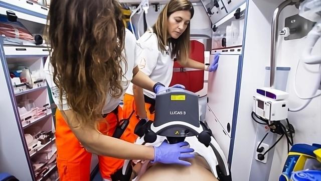 Una ambulancia del SAMU, en la imagen, ha trasladado a la víctima hasta Dénia.