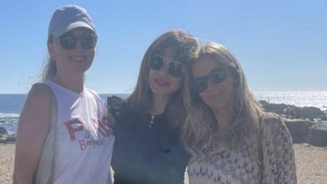 Silvia Clemente, con amigas en la playa