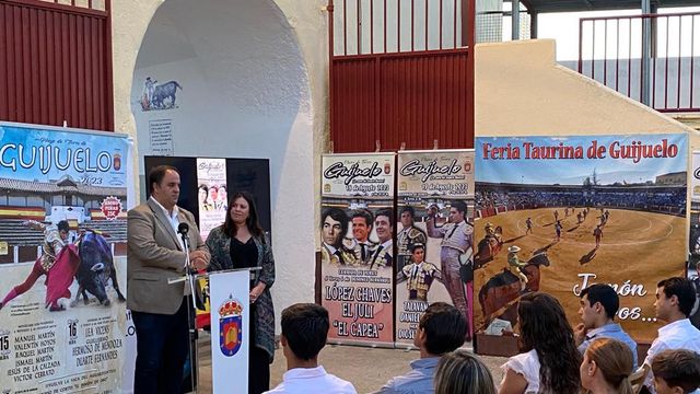 El alcalde de Guijuelo, Roberto Martín, presenta la Feria Taurina 2023
