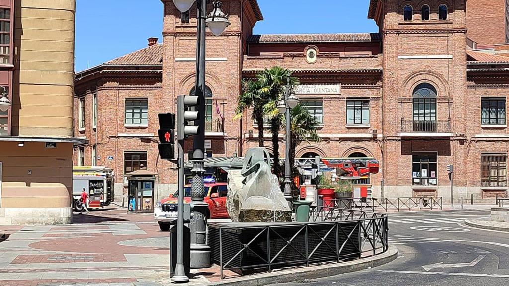 Imagen de los Bomberos de Valladolid cerca del Colegio García Quintana