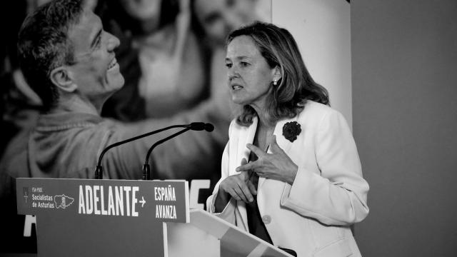 La vicepresidenta del Gobierno y ministra de Asuntos Económicos y Transformación Digital, Nadia Calviño, durante un mitin en Oviedo el pasado 21 de julio.