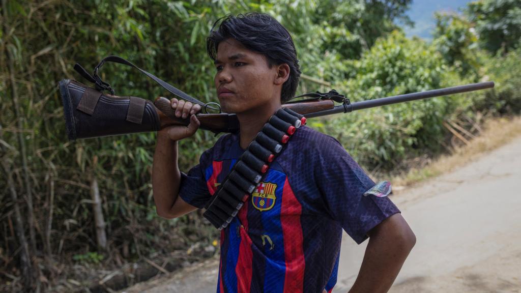 Joven armado en Manipur
