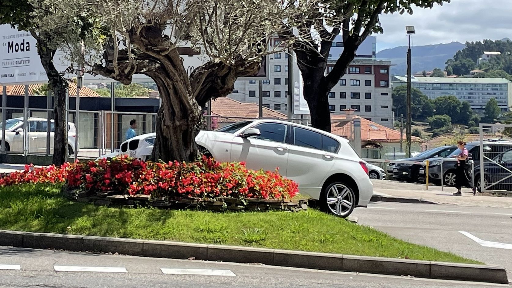 El coche encajado en una de las jardineras de Gran Vía, en Vigo.
