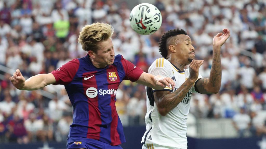Militao, en lucha con De Jong.