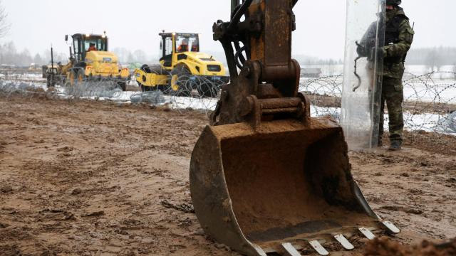 Soldados de Polonia refuerzan la frontera con Bielorrusia