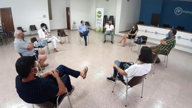 Reunión entre los representantes del PP en el Consejo Comarcal del Bierzo, el presidente comarcal de la formación, Raúl Valcarce, y el portavoz en el Ayuntamiento de Ponferrada, Marco Morala