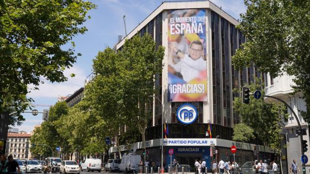 La nueva lona colocada por el PP en la sede de la Calle Génova tras su victoria el 23-J.