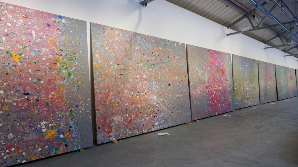 Vista de la serie 'Coast Paintings' de Damien Hirst en su estudio, 2019. Foto: Prudence Cuming Associates Ltd. Damien Hirst and Science Ltd. DACS/ArEmage, 2023.