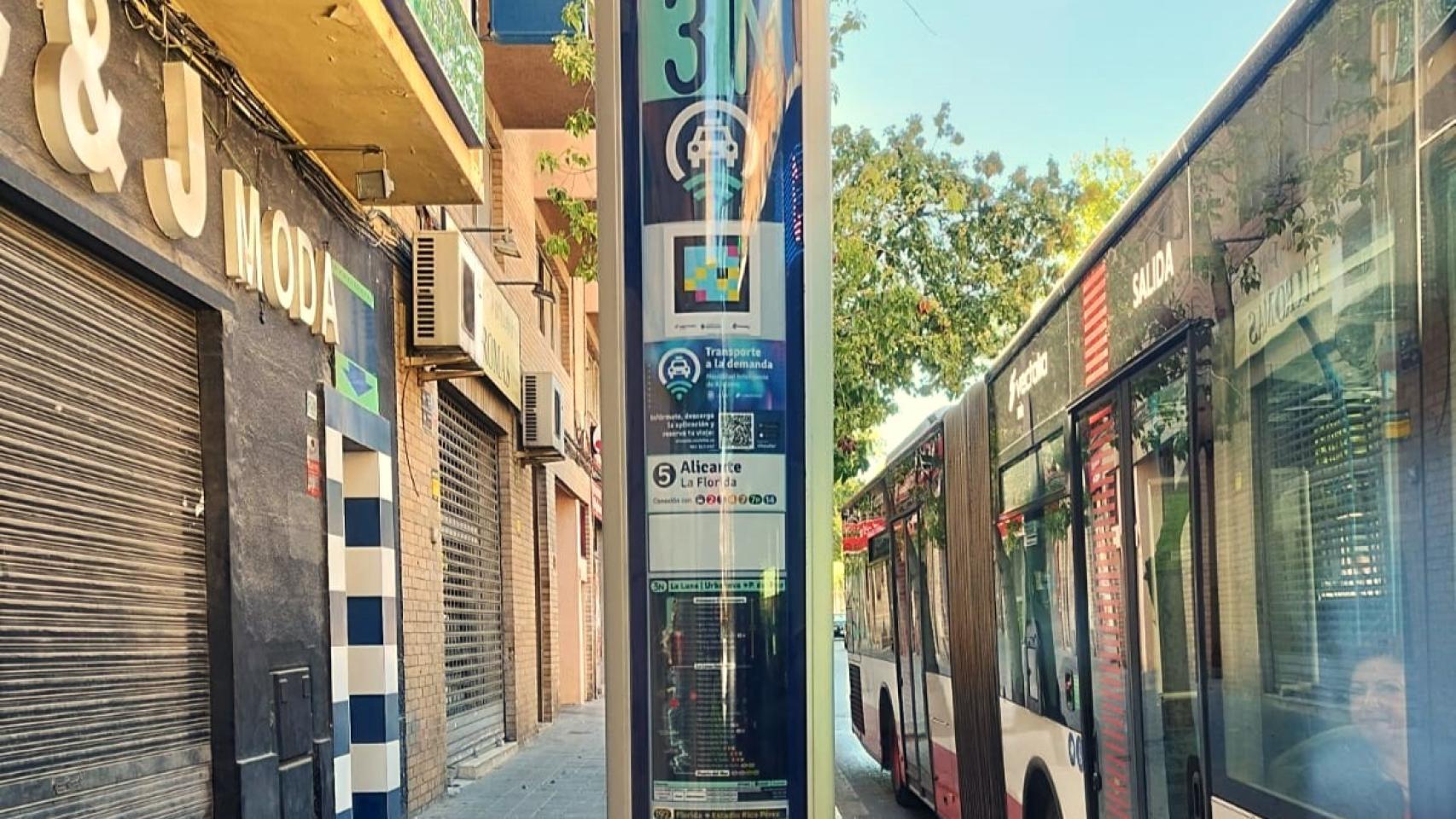 Las paradas de autobús incluyen en las partidas rurales la señal de transporte a demanda.