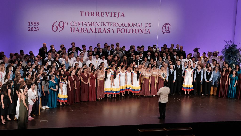 Una de las actuaciones finales del certamen de Torrevieja, con los diferentes coros unidos.