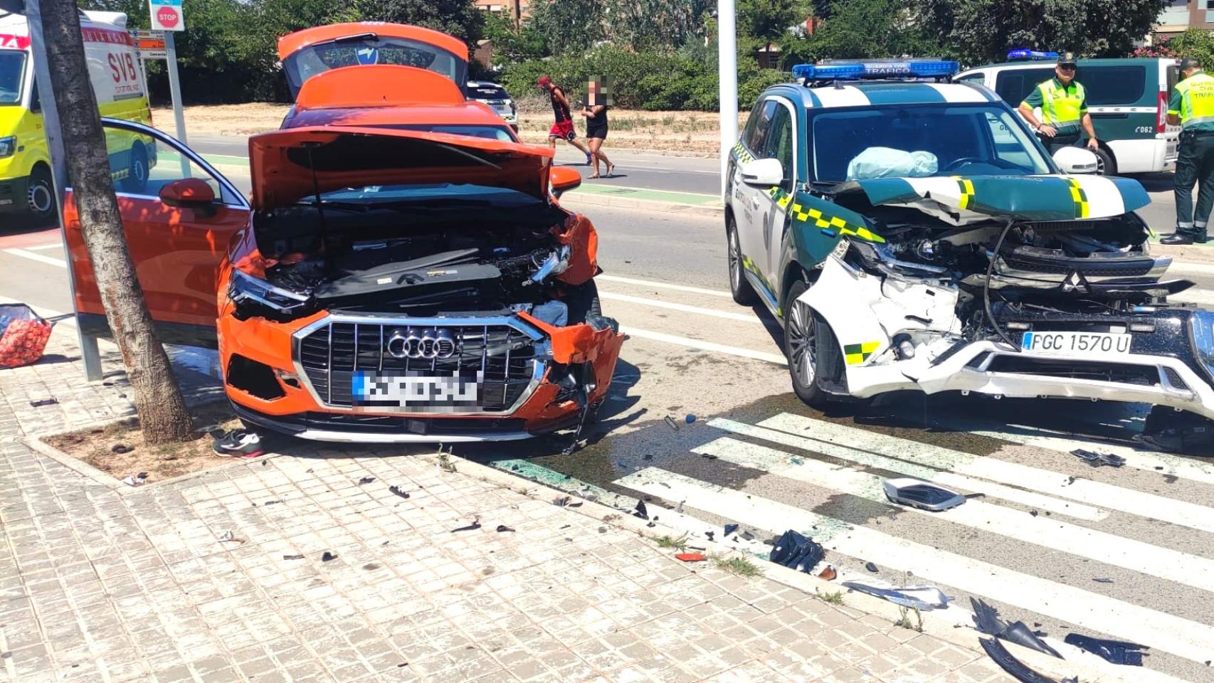 Los dos vehículos quedan destrozados después del choque.