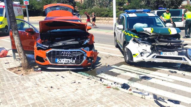 Los dos vehículos quedan destrozados después del choque.