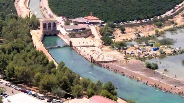 Vista panorámica del azud del río Júcar en Antella, la localidad donde ha fallecido ahogado un joven.