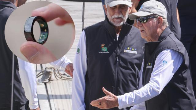 Juan Carlos I junto a su anillo inteligente en un montaje de EL ESPAÑOL.