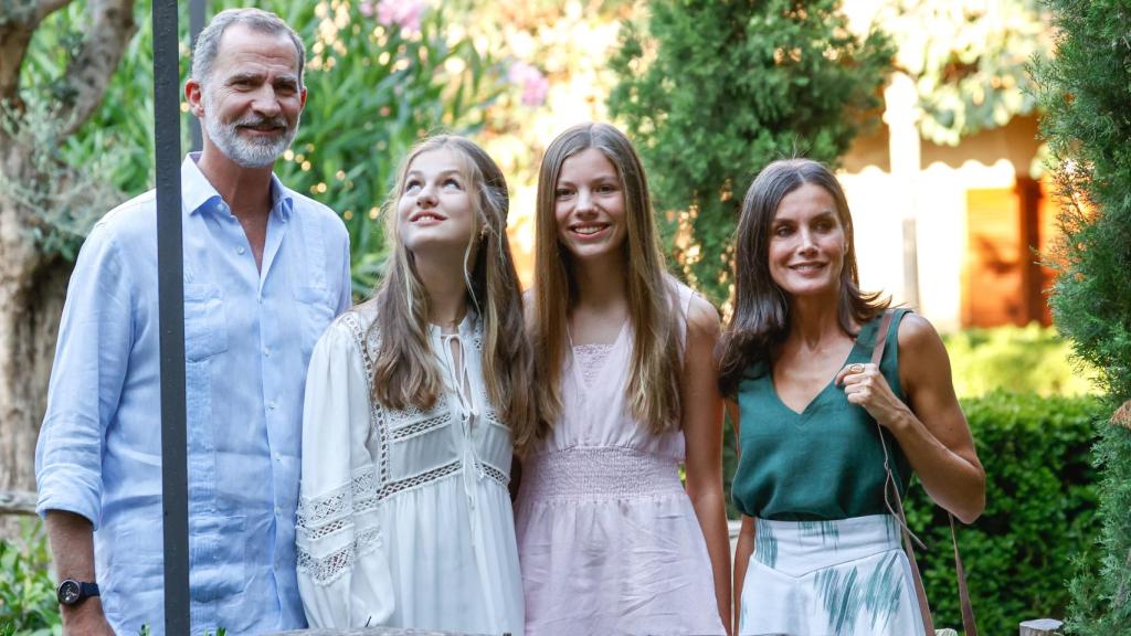 Los reyes de España, Felipe VI y Letizia, junto a sus hijas en el posado real del año pasado, en la Cartuja de Valdemossa.