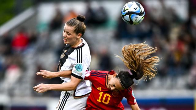 Julia Bartel, en disputa por un balón aéreo en la final.