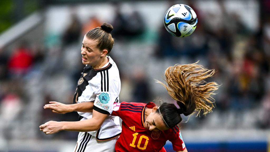 Julia Bartel, en disputa por un balón aéreo en la final.