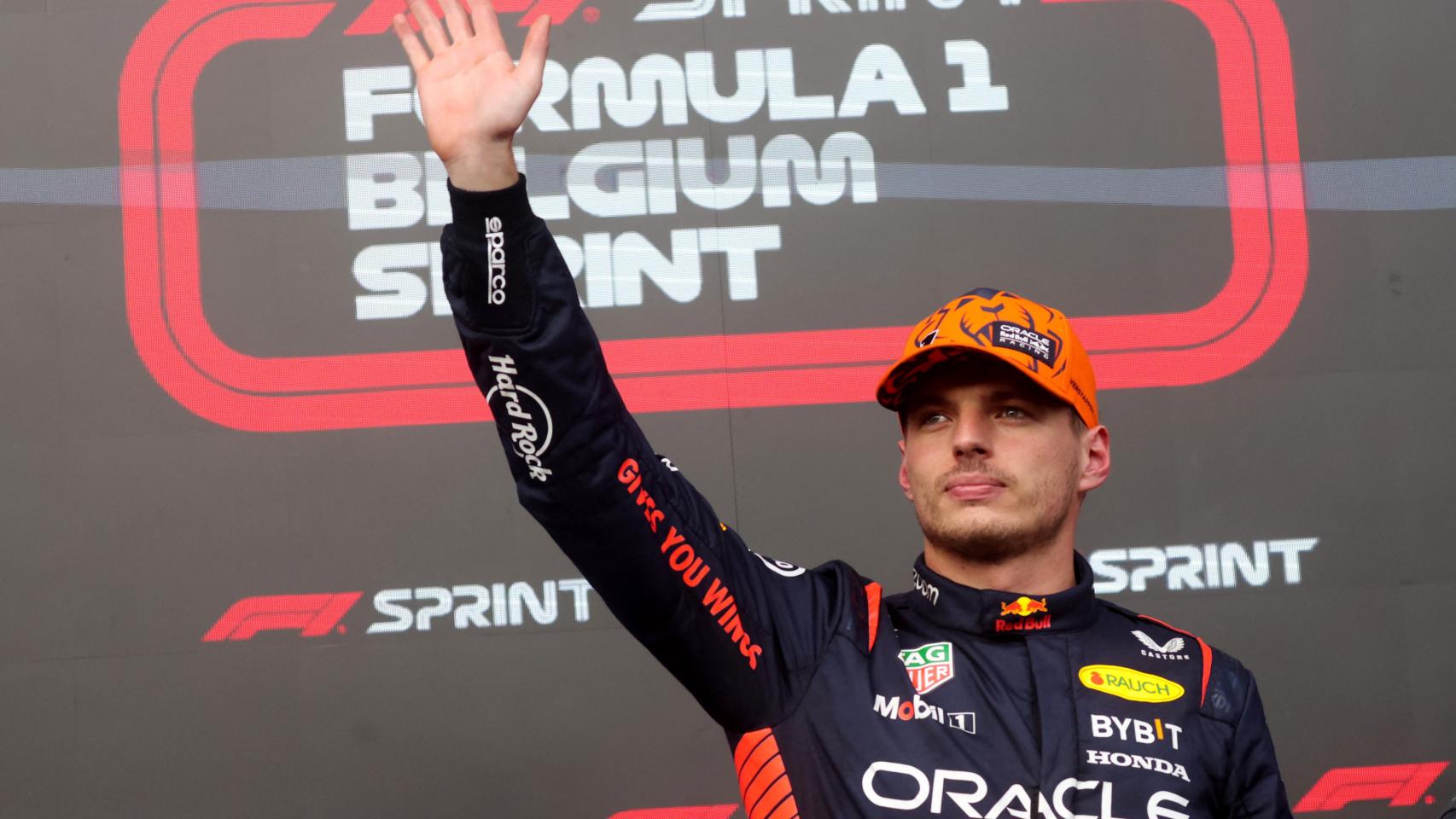 Verstappen saluda tras la victoria en la carrera al sprint en el GP de Bélgica.