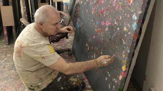 Damien Hirst pintando una obra de su serie 'Coast Paintings' en su estudio, 2019. Foto: Damien Hirst and Science Ltd. DACS/ArEmage, 2023.