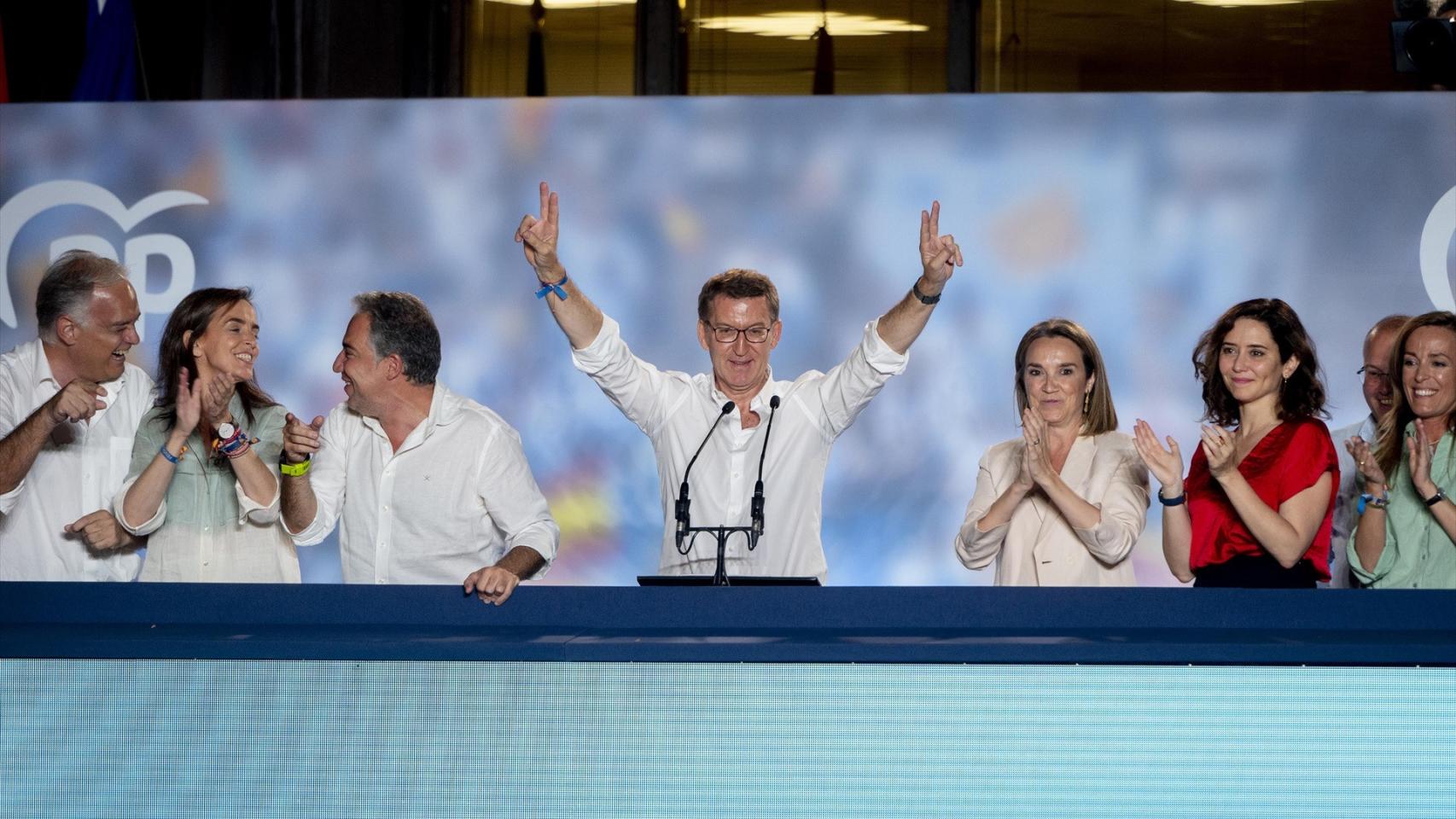 El candidato del PP a la Presidencia del Gobierno de España, Alberto Núñez Feijóo, junto con otros líderes del partido