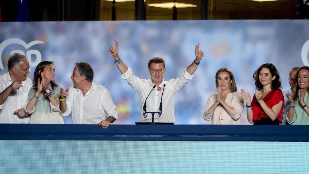 El candidato del PP a la Presidencia del Gobierno de España, Alberto Núñez Feijóo, junto con otros líderes del partido