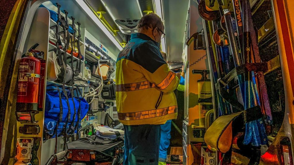 Sanitarios del Samur trasladando a uno de los heridos en ambulancia.