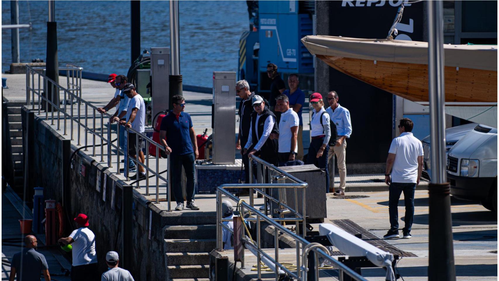 Juan Carlos I camino de subir a bordo del ‘Bribón’