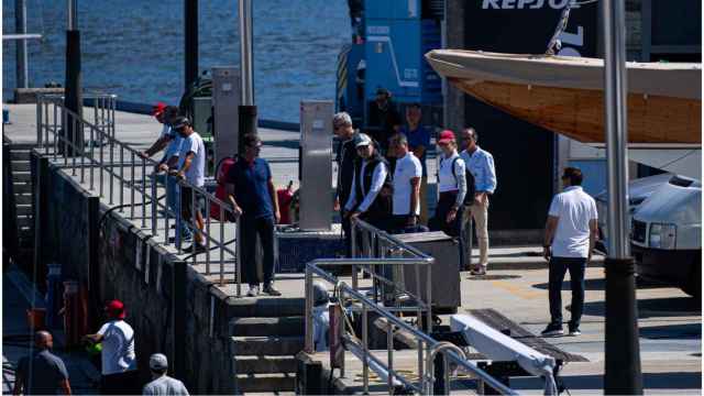 Juan Carlos I camino de subir a bordo del ‘Bribón’