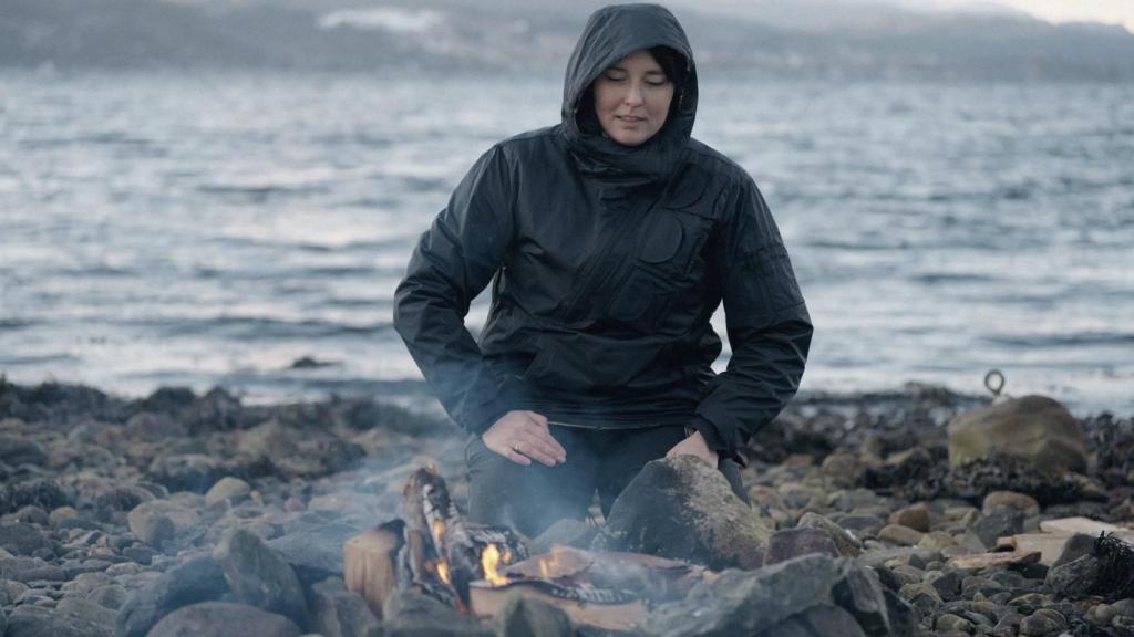 La chef Anika Madsen de Iris cocinando utilizando el fuego como elemento principal