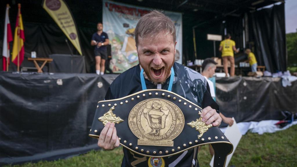 El campeón del concurso, Valentín Carrasco, con su premio.