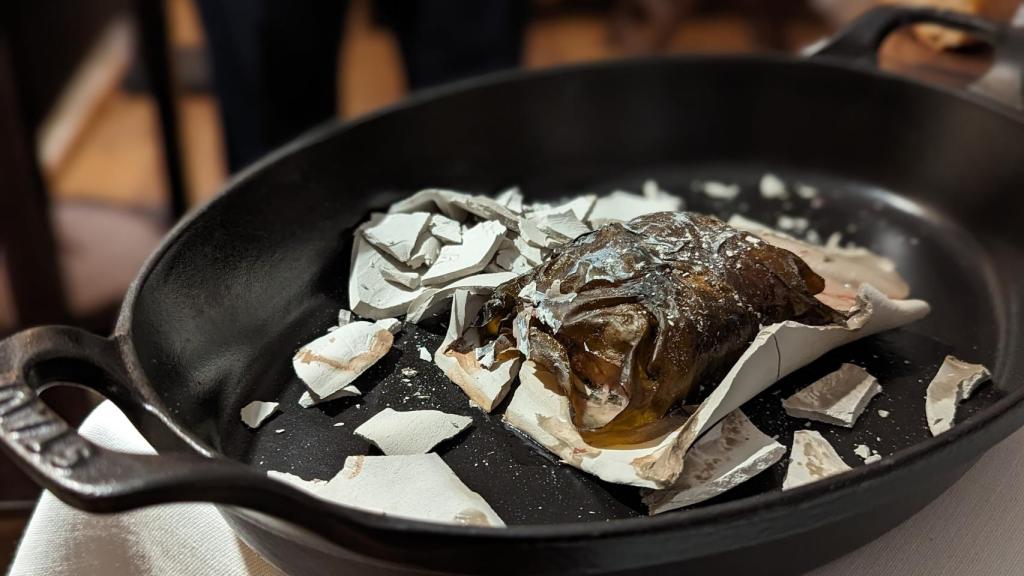 El plato de lechazo tras romper la cerámica que se hace una a una para cada comensal