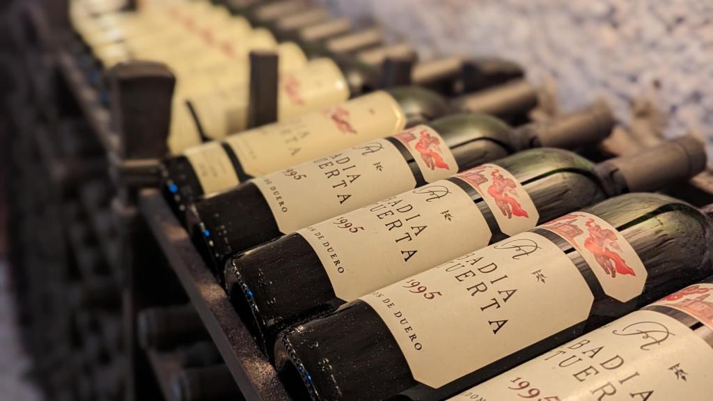 Grades joyas antiguas de la bodega de Abadía Retuerta en Refectorio