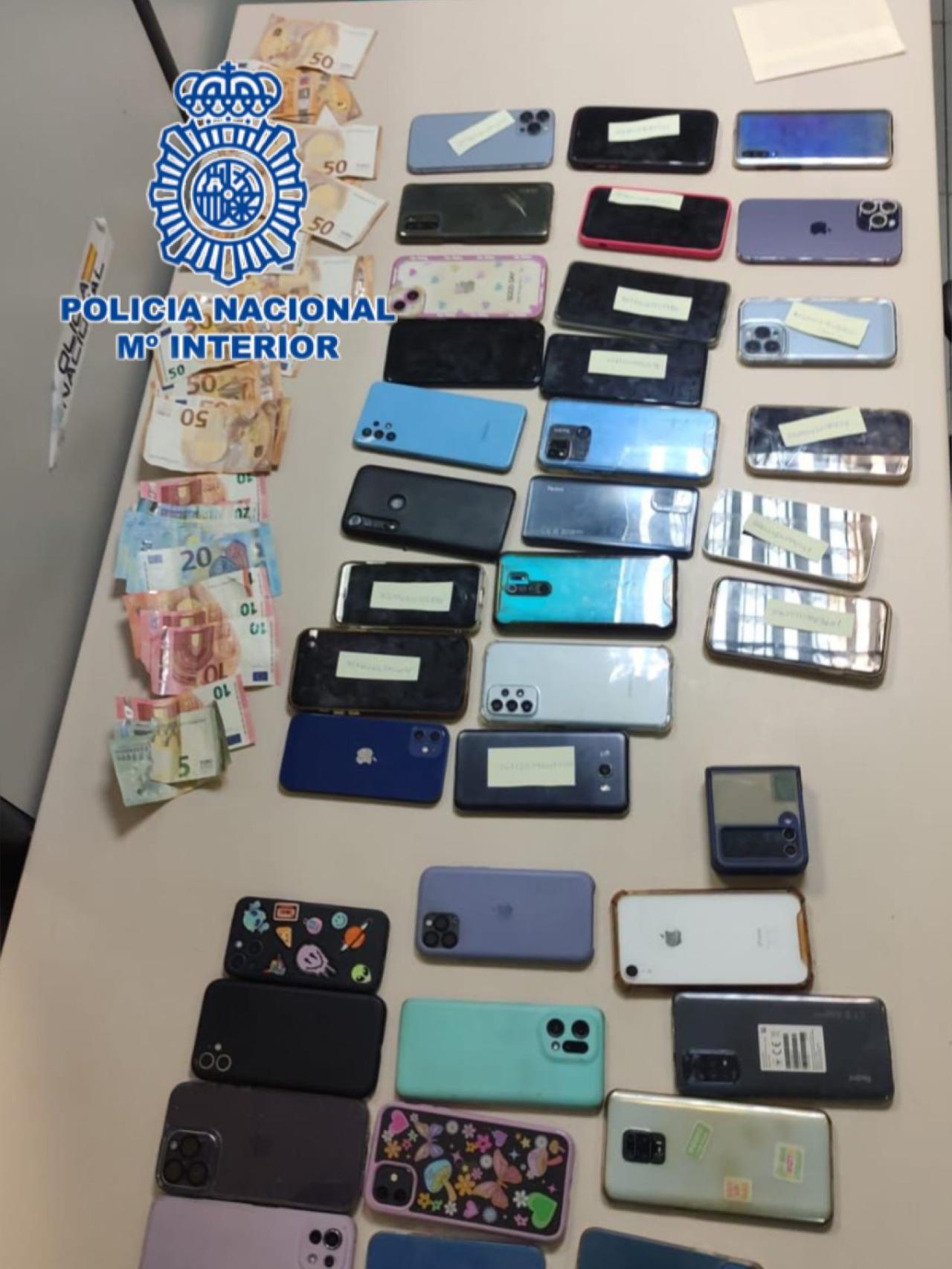 Parte de los móviles localizados.