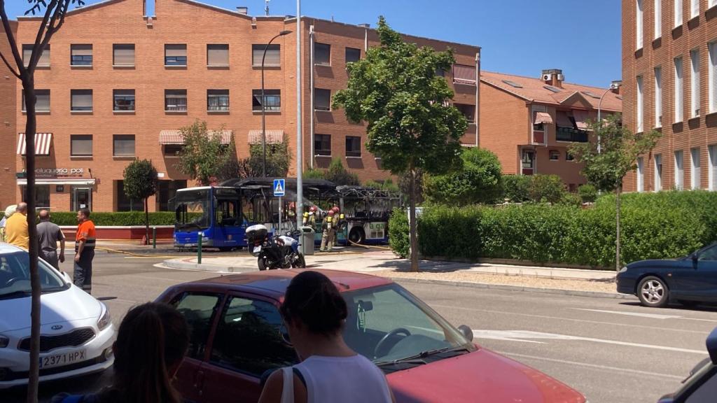 Los Bomberos trabajando contra las llamas