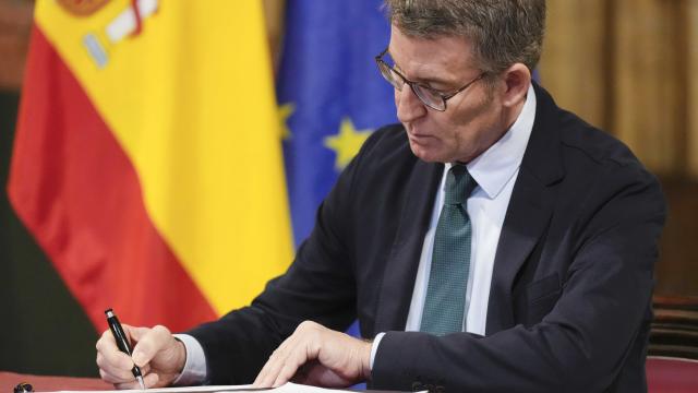 Alberto Núñez Feijóo firma su Plan de Calidad Institucional, el pasado 23 de enero en Cádiz.