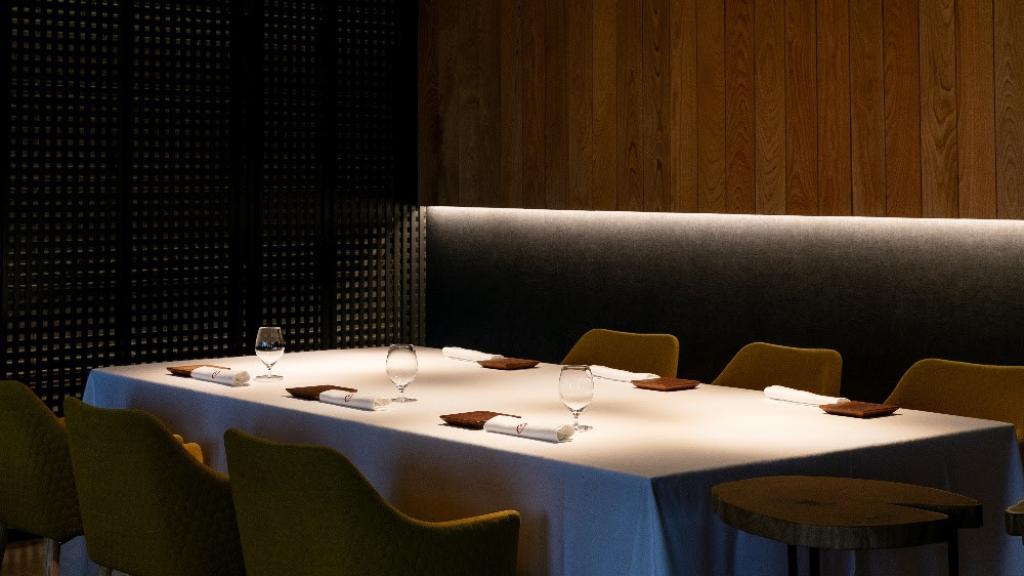 Una de las mesas del interior del restaurante gallego Asador O'Pazo.