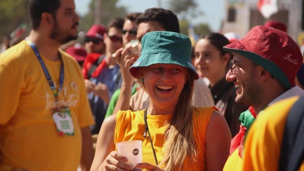 Una joven en un acto previo de la JMJ.