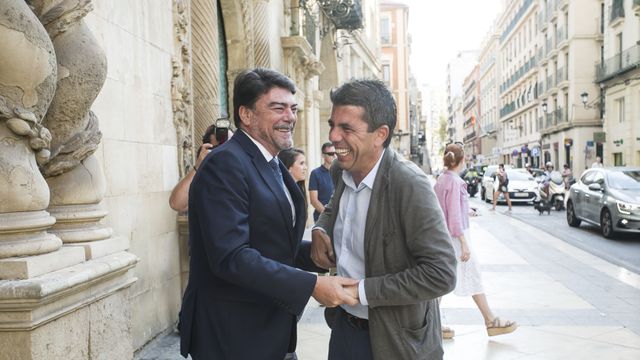 El jefe del Consell, Carlos Mazón, se reúne con el alcalde de Alicante, Luis Barcala, para anunciar la puesta en marcha de varios proyectos en la ciudad, en imagen de archivo.
