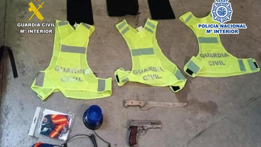 Los distintivos de la Guardia Civil intervenidos.